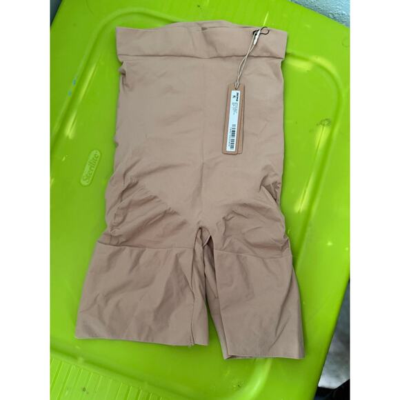 Skims Everyday Sculpt Mid Thigh Short Size Large - Picture 3 of 5